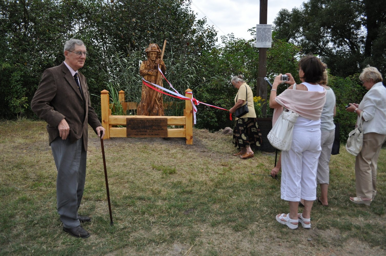 2009-08-22 Uroczyste odsłonięcie pomnika, na zdj. Ś.P. Państwo Kruszewscy