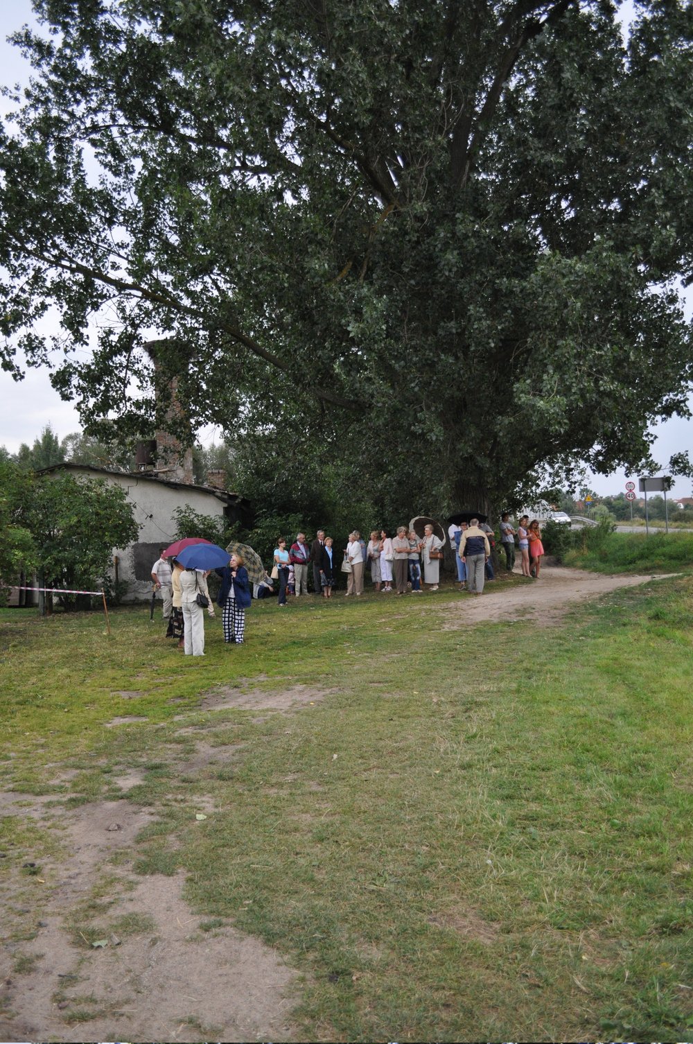 2009-08-22 Uroczyste odsłonięcie pomnika; mżył lekki deszczyk, topola (już jej nie ma) dawała schronienie.