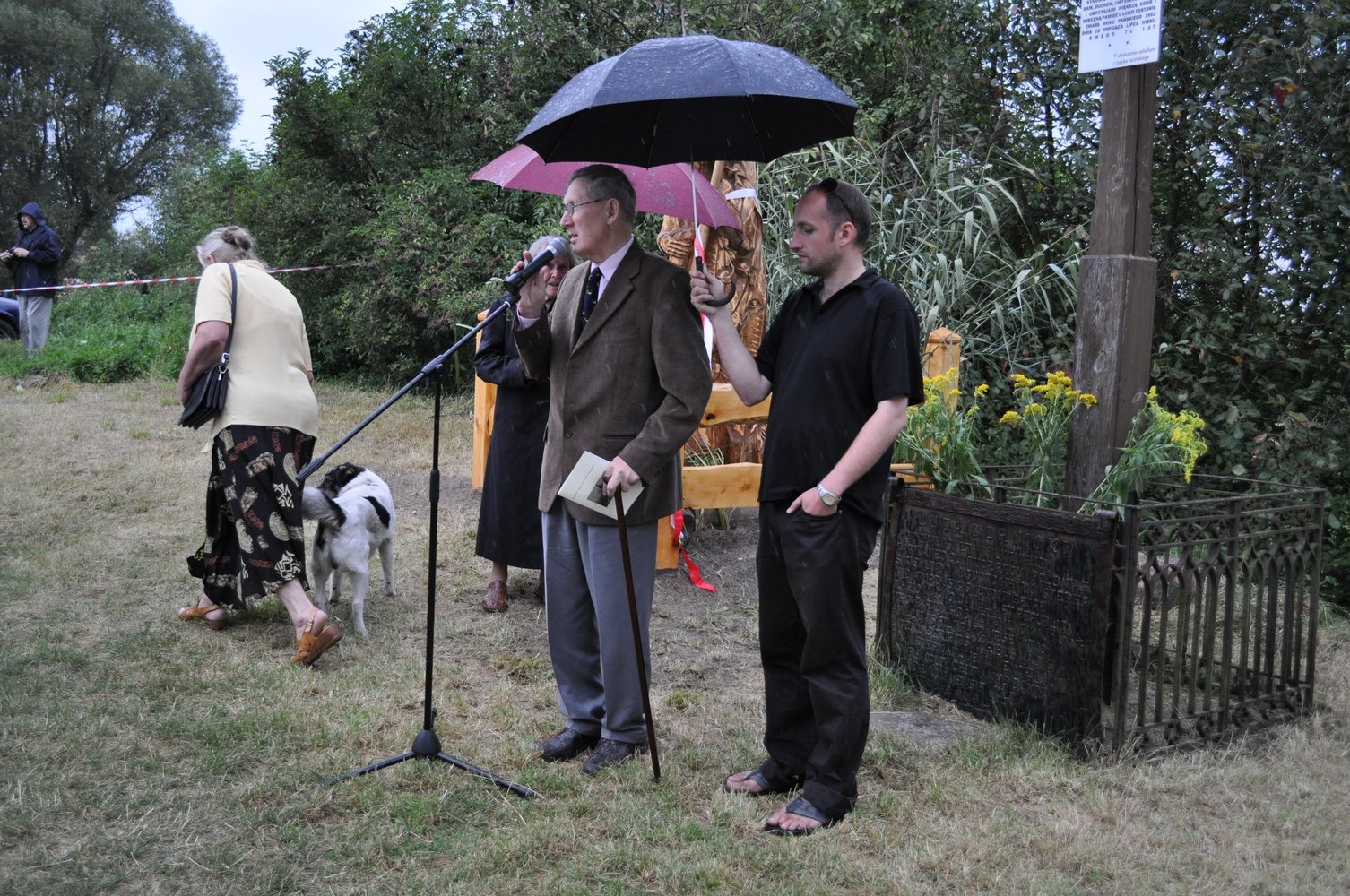 2009-08-22 Uroczyste odsłonięcie pomnika; przemawia Leszek Kruszewski