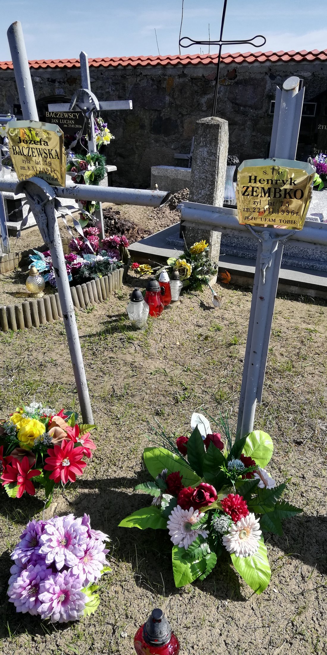 13, 14 tabliczka leży na kolejnym zdjęciu w innym miejscu