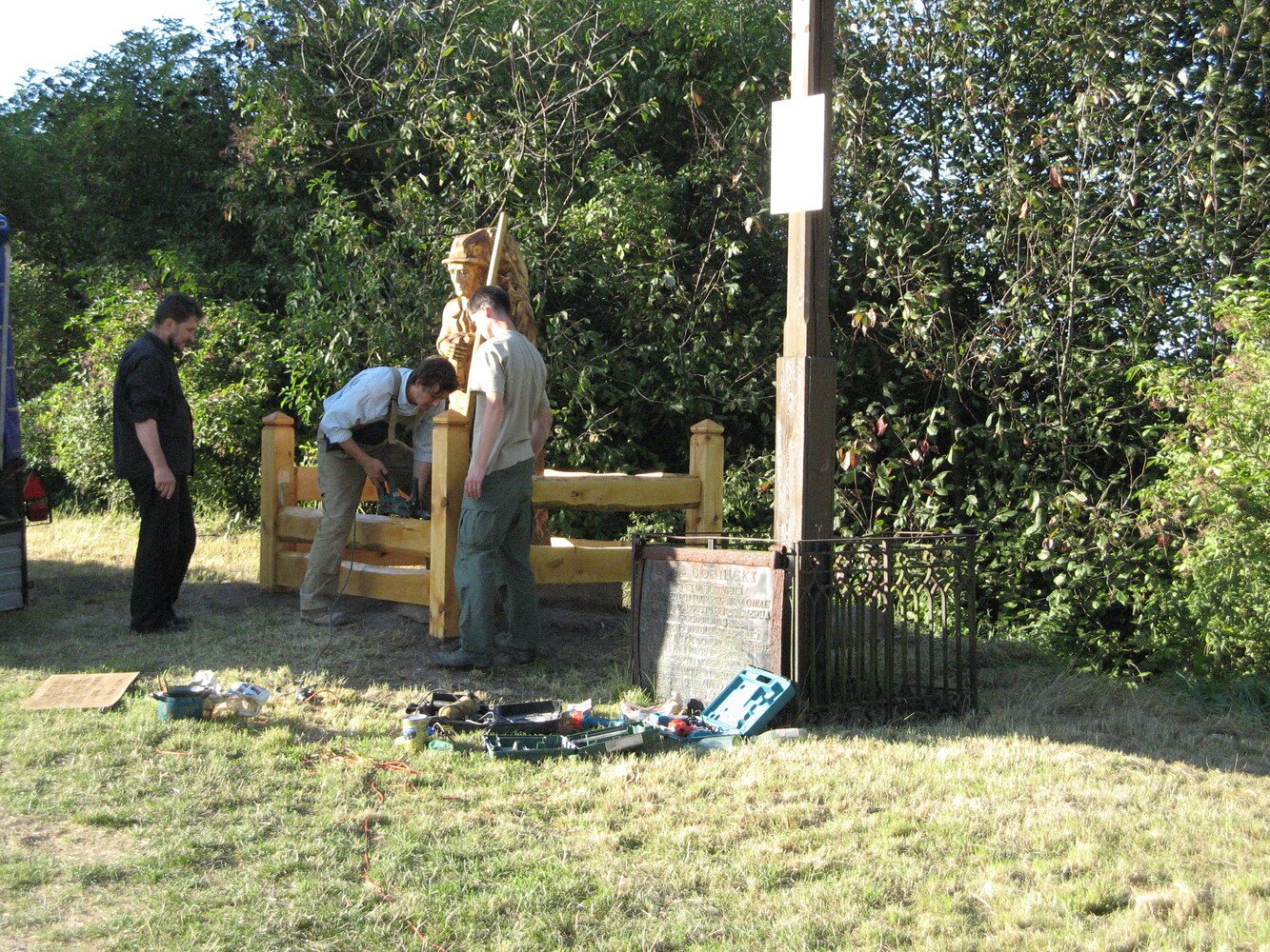 2009-08-21 instalacja pomnika W. Puchalskiego; zdjęcie Adam Malesiński.