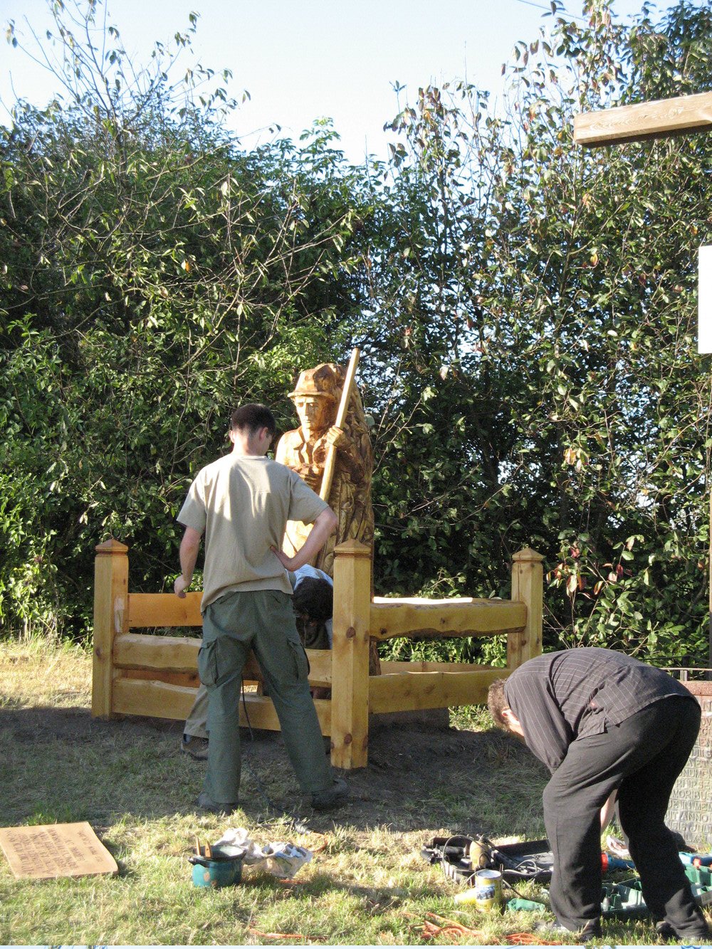 2009-08-21 instalacja pomnika W. Puchalskiego; zdjęcie Adam Malesiński.