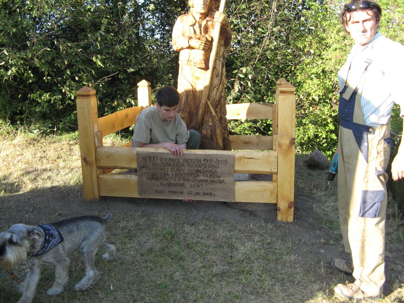 2009-08-21 instalacja pomnika W. Puchalskiego; zdjęcie Adam Malesiński.