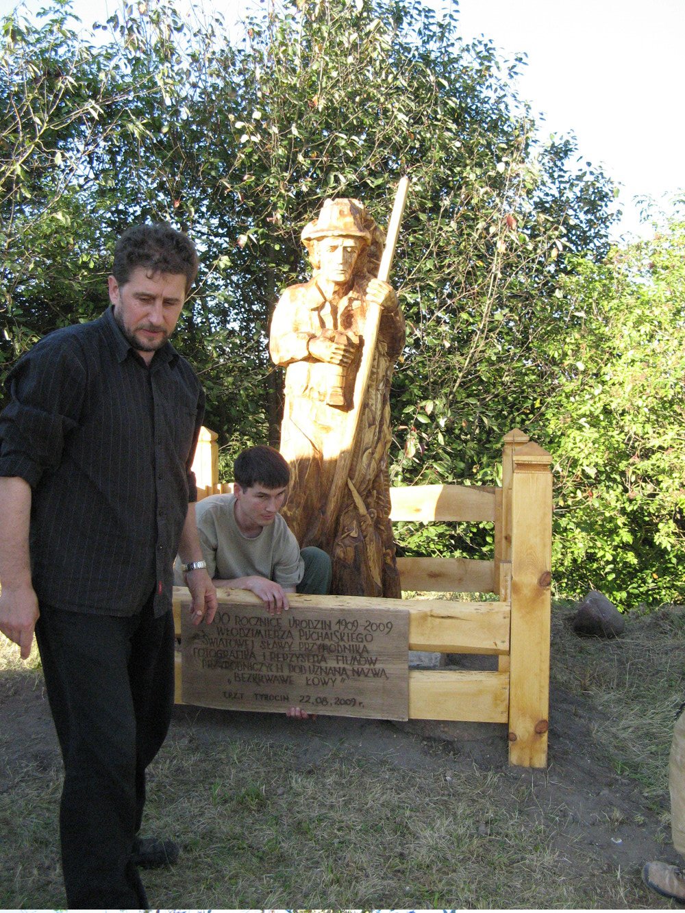 2009-08-21 instalacja pomnika W. Puchalskiego; zdjęcie Adam Malesiński.
