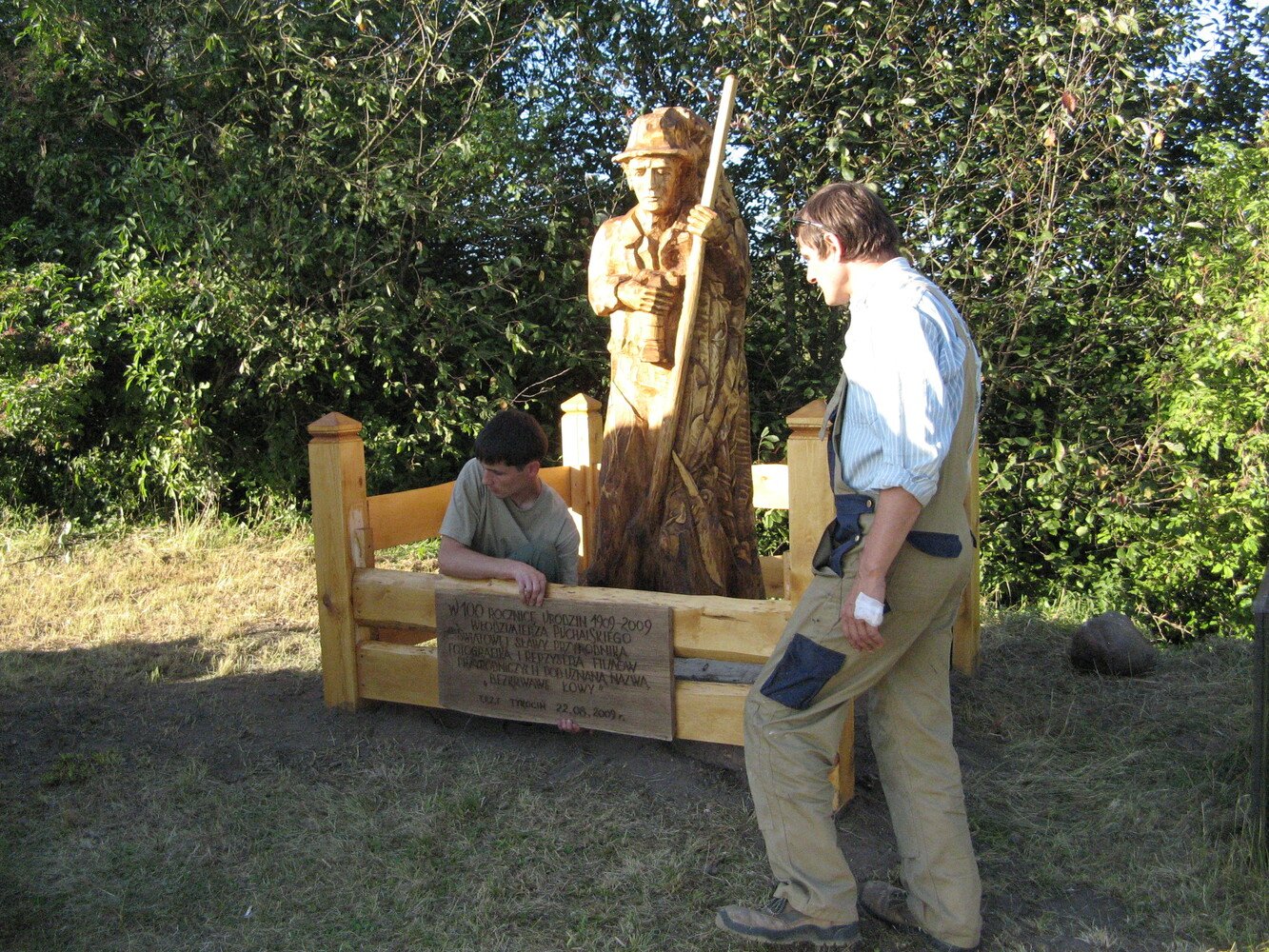 2009-08-21 instalacja pomnika W. Puchalskiego; zdjęcie Adam Malesiński.