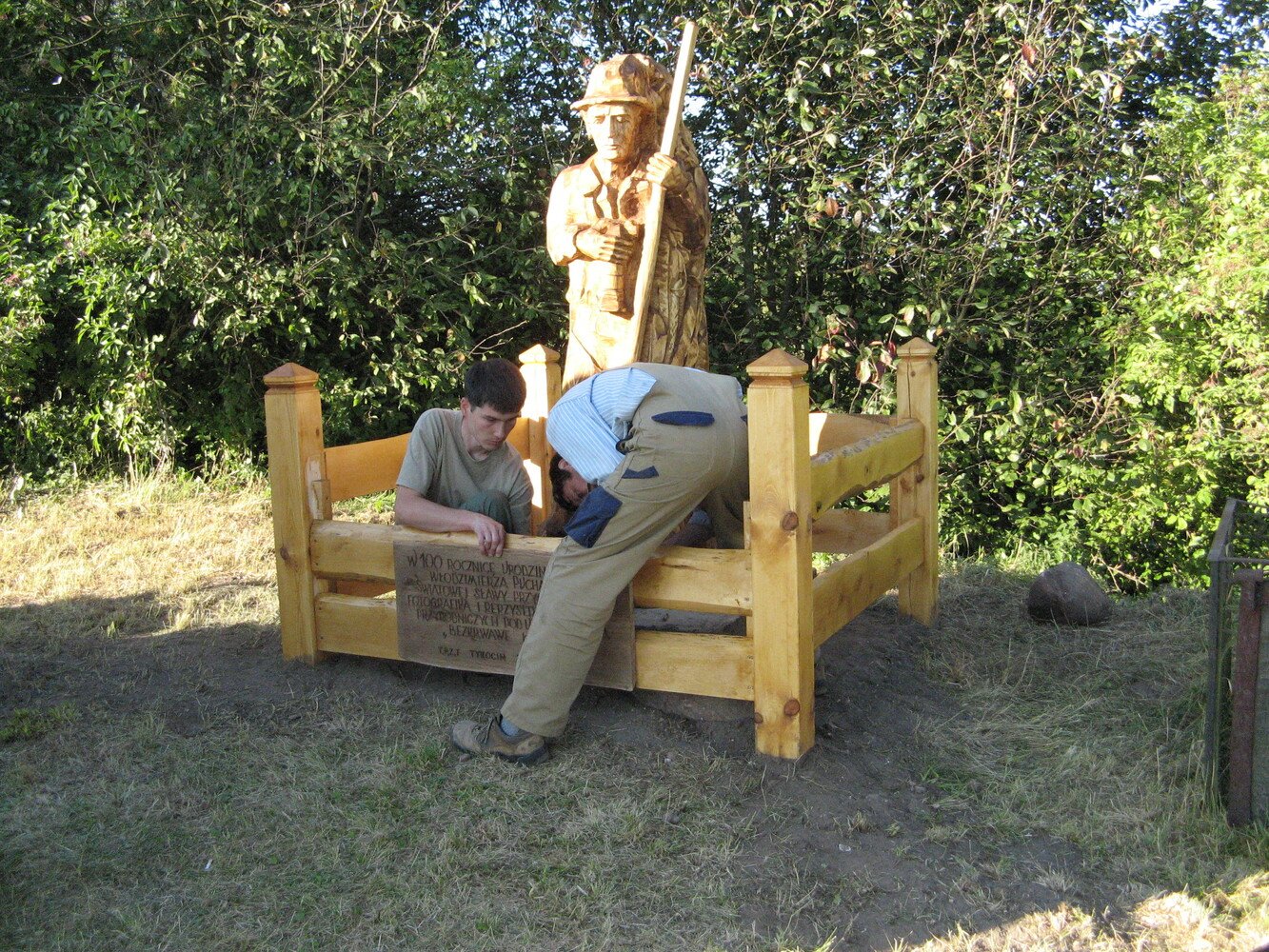 2009-08-21 instalacja pomnika W. Puchalskiego; zdjęcie Adam Malesiński.