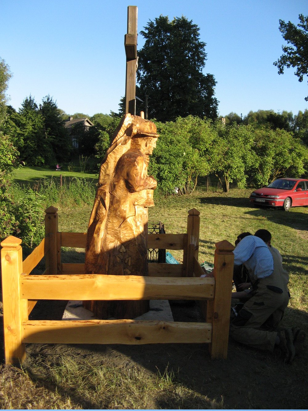 2009-08-21 instalacja pomnika W. Puchalskiego; zdjęcie Adam Malesiński.
