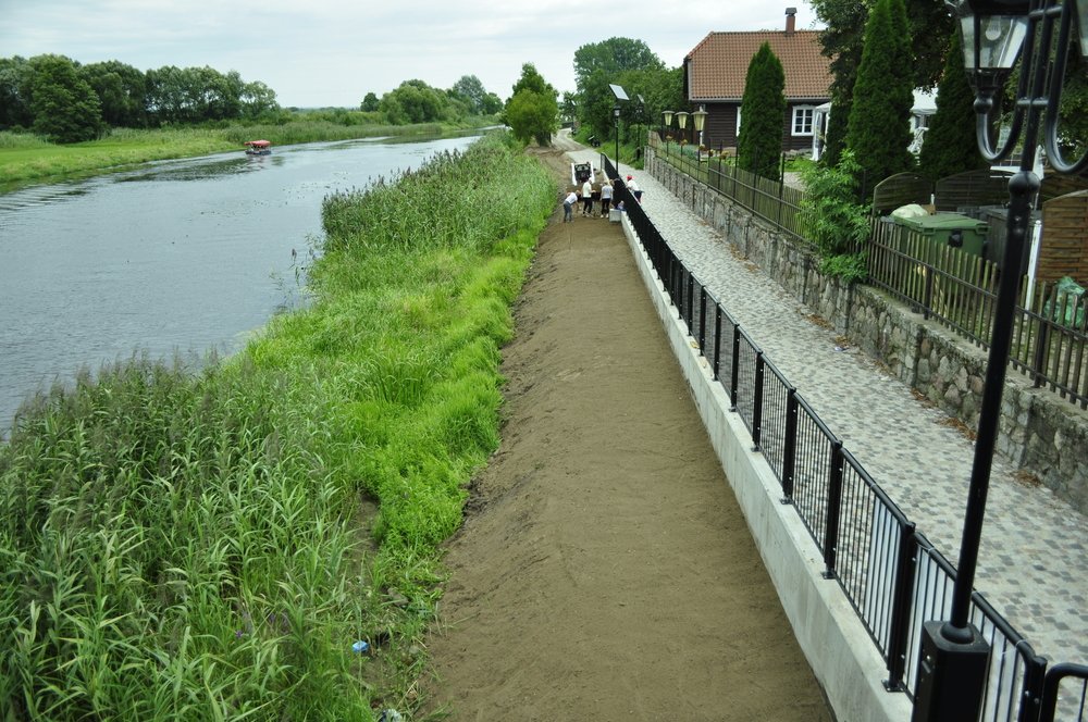 trwa porządkowanie terenu przy ścieżce