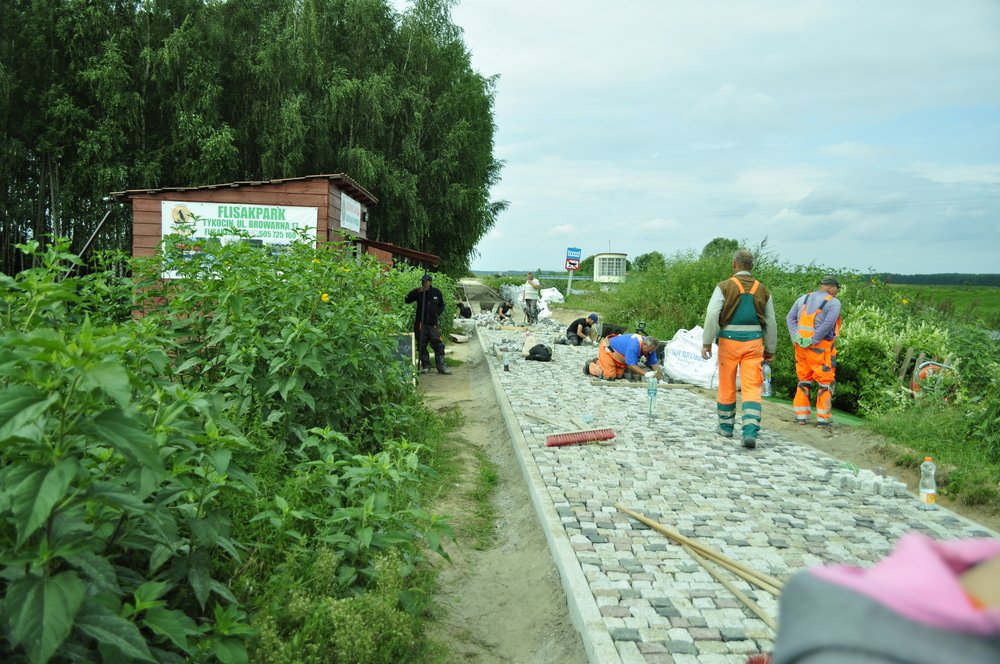 prace przy układaniu bruku, już na wysokości baru Narwianka