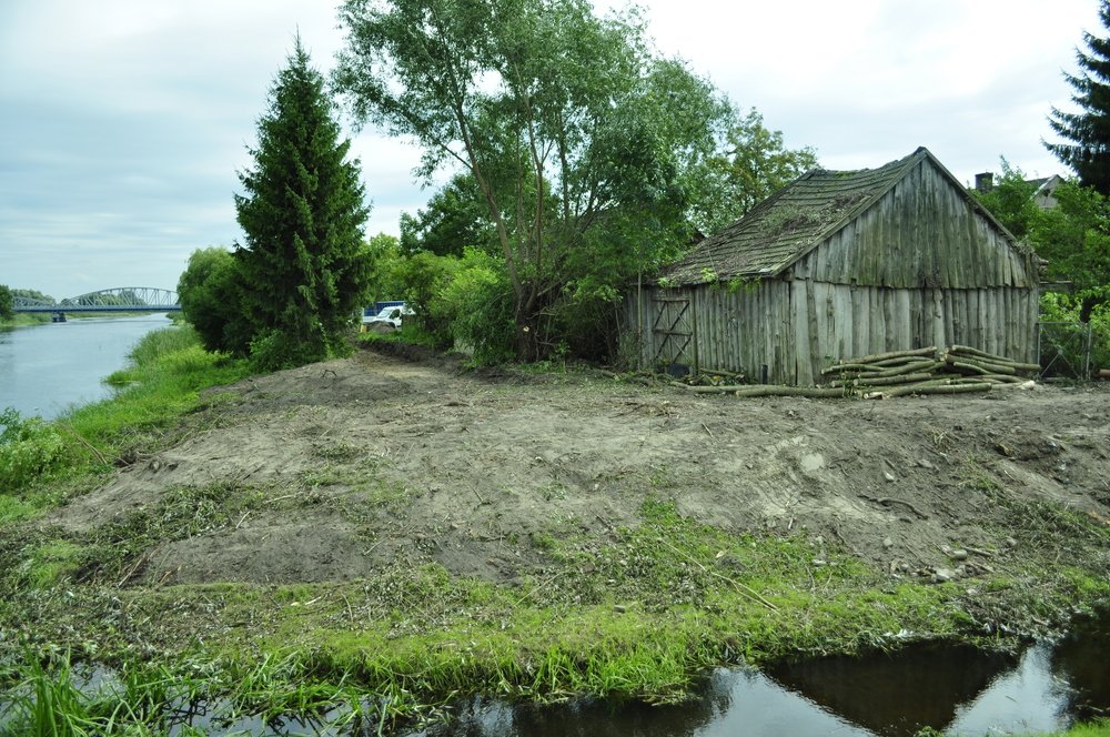 trwa wyrównywanie terenu pod ścieżkę