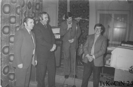 Tykociński Dom Kultury ul Rynek 2 / obecnie pomieszczenie zajmuje centrala telefoniczna/ lata chyba 70,80 ub. wieku; czterech Panów, od lewej, Styś, Malesiński, Kruszewski, Popławski składają życzenia Paniom.