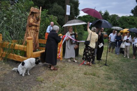 2009-08-22 Uroczyste odsłonięcie pomnika; Pani Buraczewska z Morus (opiekuje się domem W.Puchalskiego), prezentuje jego zdjęcie z piękna dedykacją na odwrocie.