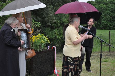 2009-08-22 Uroczyste odsłonięcie pomnika; przemawia Joanna Malesińska.