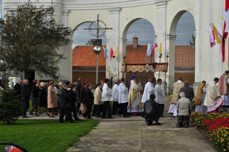 03.10.2010 Zakończenie procesji odpustu Św. Wincentego a Paulo, widoczny Krzyż postawiony w 1987, poświęcony przez ówczesnego biskupa