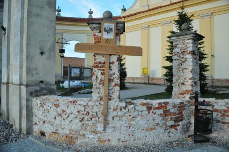 12.04.2019, remont muru przykościelnego od strony zachodniej, w głębi widać Krzyż ufundowany przez byłych więźniów obozów koncentracyjnych.