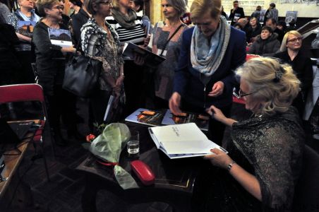 wpisy z dedekacją w albumie od autorki wystawy uczestnikom wernisażu