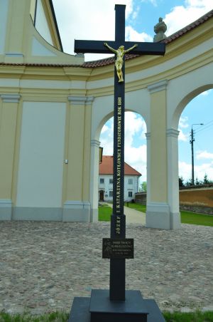 Krzyż fundatorów zegara, dzwonu na sygnaturce kościoła, kaplicy cmentarnej, Józefa i Katarzyny Kotłowscych