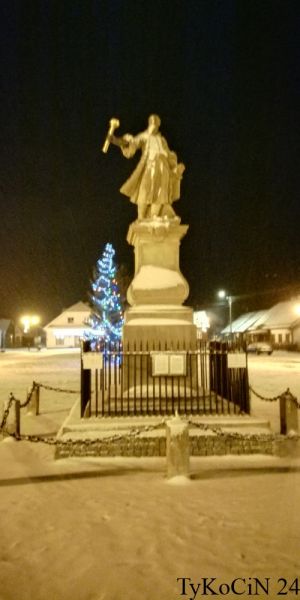 Pomnik Hetmana po restauracji z pierwszym śniegiem