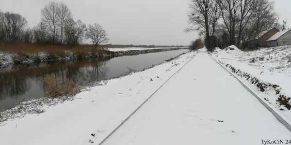 jak widać, coś ruszyło w temacie ścieżki wzdłuż Narwi; krawężniki położone
