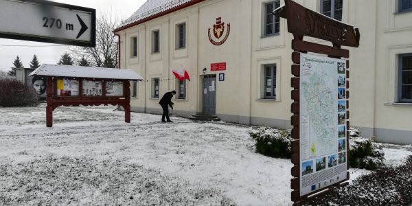 Pan Kierownik zaczyna pracę od odśnieżania.