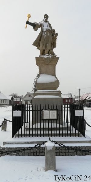 Pomnik po zabiegach konserwatorskich, z pierwszym zimowym puchem na koniec kalendarzowej jesieni.