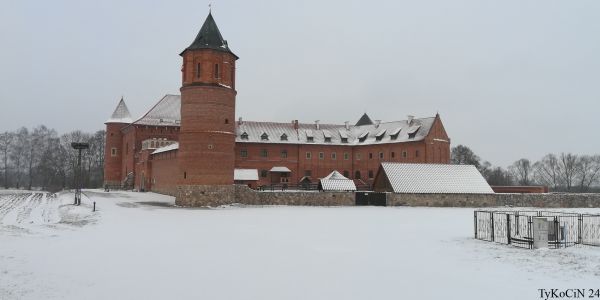 Zamek zza zamkniętej bramy, chyba aż do wiosny, na coroczną edycję "Zdobycia" się nie zanosi.