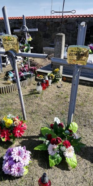 13, 14 tabliczka leży na kolejnym zdjęciu w innym miejscu