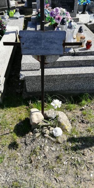 54 niestety główna tabliczka na grobie nieczytelna