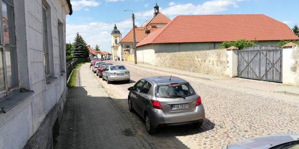Wiadomo że tędy ma przechodzić Procesja Bożego Ciała, a wierni i tak parkują tu samochody, turyści na pewno nie a jeśli tak to w mniejszości; to samo na 2 kolejnych zdjęciach.