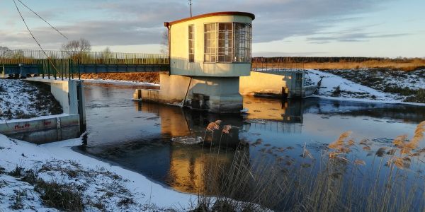 opuszczone zapory jazu, chyba ze względu na krę