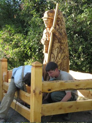 2009-08-21 instalacja pomnika W. Puchalskiego; zdjęcie Adam Malesiński.