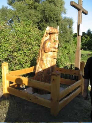 2009-08-21 instalacja pomnika W. Puchalskiego; zdjęcie Adam Malesiński.