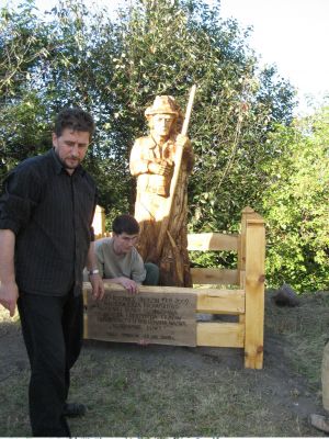 2009-08-21 instalacja pomnika W. Puchalskiego; zdjęcie Adam Malesiński.