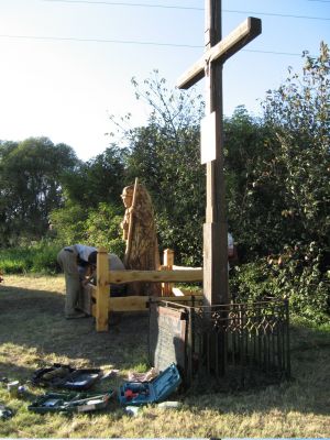 2009-08-21 instalacja pomnika W. Puchalskiego; zdjęcie Adam Malesiński.