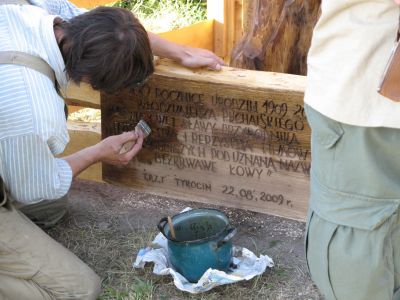 2009-08-21 instalacja pomnika W. Puchalskiego; zdjęcie Adam Malesiński.