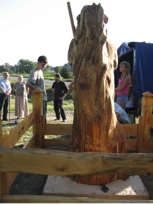 2009-08-21 instalacja pomnika W. Puchalskiego; zdjęcie Adam Malesiński.