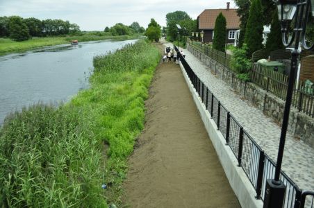 trwa porządkowanie terenu przy ścieżce