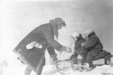 zdjęcie zrobione na tykocińskich "glinkach. Sądząc po posturze mojej i  siostry przede mną siedzacej na sankach to będzie rok 1968. Ta młoda osoba w kożuchu to nasza Mama.
