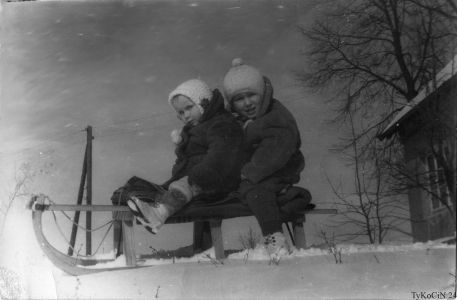tu lepiej widać lokalizację zrobionych zdjęć - dom wujostwa Pogorzelskich; z "glinek" został ten dom i niszczejaca stodoła widoczna os strony stadionu.