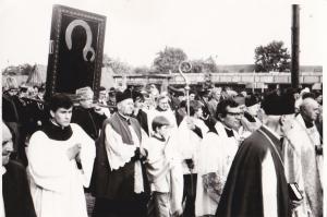 Podaję tutaj szczegóły dotyczące zdjęcia z Obrazem Matki Boskiej Częstochowskiej: zdjęcie zostało zrobione 3 czerwca 1986 r. Są na nim:Jego Ekscelencja Biskup Łomżyński, ś.p. ksiądz proboszcz Tadeusz Gładkowski, ą.p. ks. infułat Stanisław Wierzbicki( rektor pobernardyńskiego klasztoru, ksiądz Urban Proboszcz parafii Złotoria (skąd Obraz przyprowadzono, ksiądz Jerzy Abramowicz (pochodzi z Tykocina). Obraz niesie Bogusław Kwiatkowski ( w kostiumie Starego Kiemlicza) oraz Marek Kisielewski ówczwsny dyrektor Gminnego Ośrodka Kultury w Tykocinie. Widać też młodego Andrzeja Gołaszewskiego, sołtysa dzielnicy Nowe Miasto.W trakcie uroczystości nawiedzenie Cudownego Obrazu w kościele parafialnym w Tykocinie 3 czerwca 1986 r. wystąpił Tykociński Teatr Amatorski ze sztuką "Obrona Częstochowy". Rezyserem i dyrektorem Teatru był ksiądz Lech Łuba, rolę Kmicica grał Marek Kisielewski, Kiemliczów Bogusław Kwiatkowski, Jerzy Pawluczuk i Jacek Sokół (wspaniałe kreacje). Niezapomniną rolę zdrajcy Kuklinowskiego odegrał Ryszard Baczewski. Pana Zbigniewa Pogorzelskiego podziwialiśmy w roli przeora Jasnej Góry ojca Augustyna Kordeckiego. Pamietam także Jolę Najecką, Krysię Kurowską, Agatę Sokolewicz, pana Mariana Kwiatkowskiego (w roli Żyda), Tadeusza Kwiatkowskiego,śp. Jana Gołaszewskiego.... może jeszcz ktoś coś doda?Jeszcze na omawianym zdjęciu pominęłam Jurka Pawluczuka (młodego Kiemlicza), który także niesie obraz. Orszak idzie od Pomnika Orła Bialego, ulicą 11 Listopada w kierunku kościoła. W tle widać wznoszone mury domu pana Włodzimierza Melechowicza. Pod Pomnikiem odbyła się wzruszająca uroczystość powitania Cudownego Obrazu. Orzeł miał wstęgę z napisem "Witam Ciebie Królowo Moja". Kaiądz Biskup Łomżyński dokonał poświęcenia Pomnika. Wobec władz PRL-u, ta uroczystośc była oczywiście nieoficjalna. Trzeba pamiętać, że to czasy bezpośrednio po stanie wojennym, kiedy panował komunistyczny reżim, a za publiczne okazywanie szacunku Pomnikowi Orła Białego groziło napiętnowanie.tekst by Ewa Wroczyńska(02.02.2007r.)