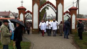 procesja na cmentarzu